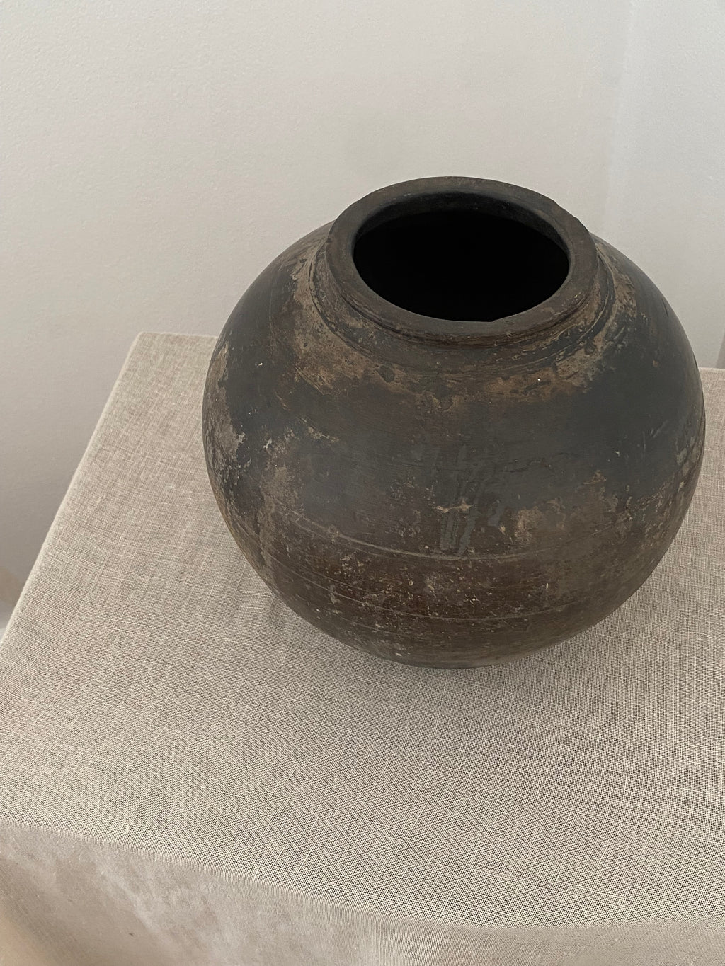 The Ashae Antique Black Clay Pot