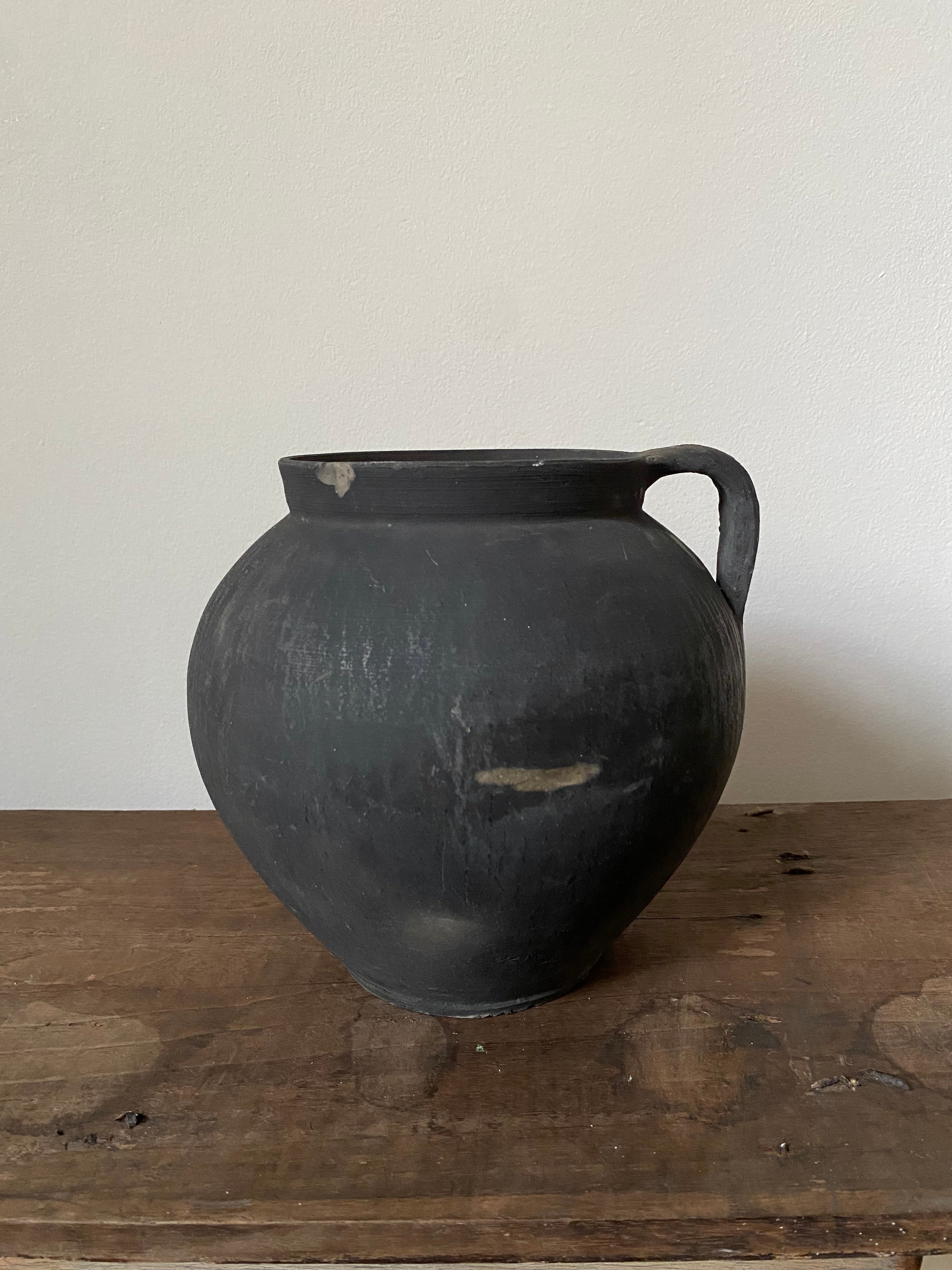 The Nyra – Black Antique Clay Pot